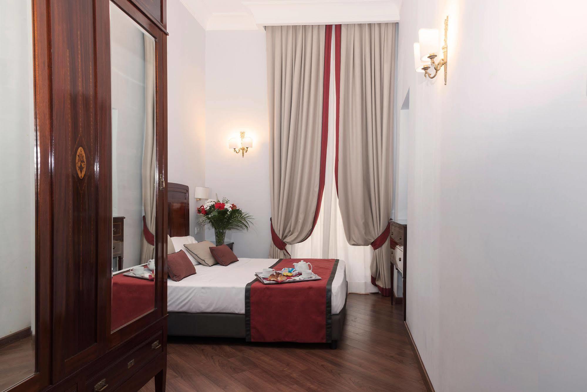 Palazzo Riario Sforza Otel Napoli Dış mekan fotoğraf